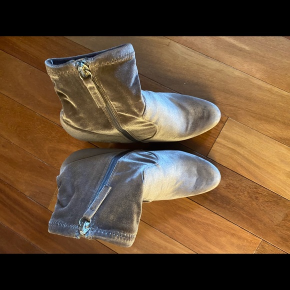 4” lavender velvet boot heals - Picture 5 of 8